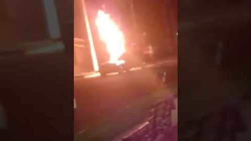 Pedestre é atingida por chamas após colisão entre carro e moto em Cruz das Posses; confira o vídeo