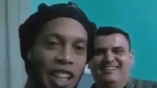 Em vídeo, Ronaldinho manda recado para família de um colega de prisão