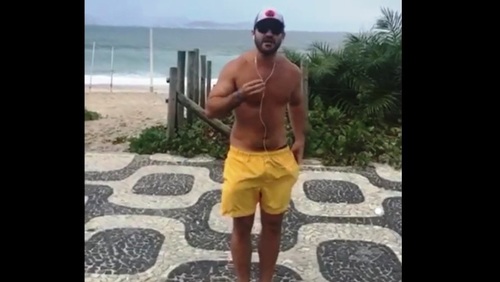 Apresentador da Globo é hostilizado ao fazer caminhada na praia