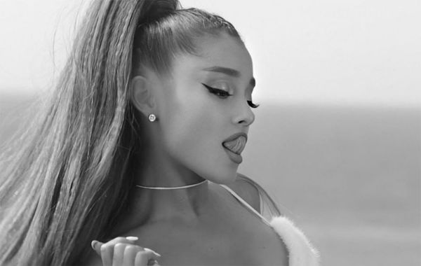 Ariana Grande rebate rapper que a acusa subornar o ranking da Billboard