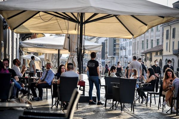 Denúncias de festas e aglomerações cresce na Itália após a reabertura de bares e restaurantes