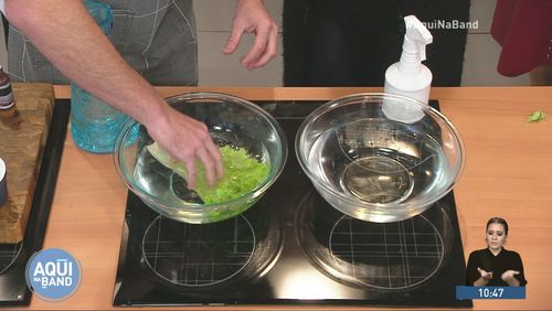 Infectologista mostra a forma correta de higienizar os alimentos ao chegar em casa