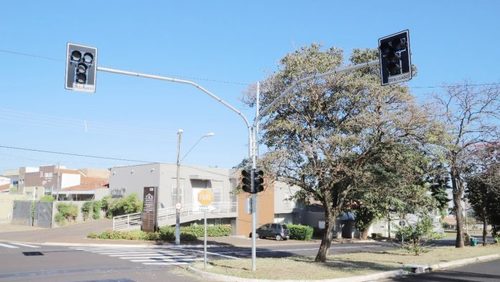 Avenida Anhanguera tem novos semáforos