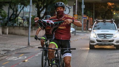 Fred chega ao Fluminense, após percorrer 600 km pedalando desde MG