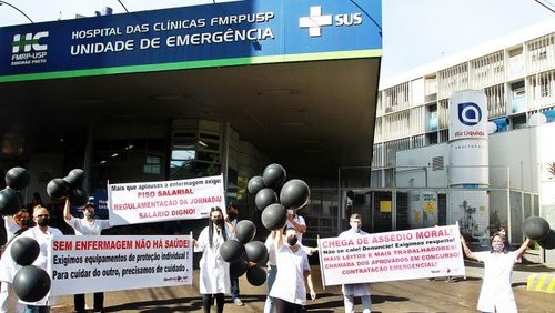 Enfermeiros do HC protestam no Centro
