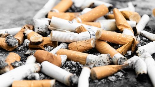 Câmara de SP aprova multa de R$ 500 para quem joga bituca de cigarro na rua
