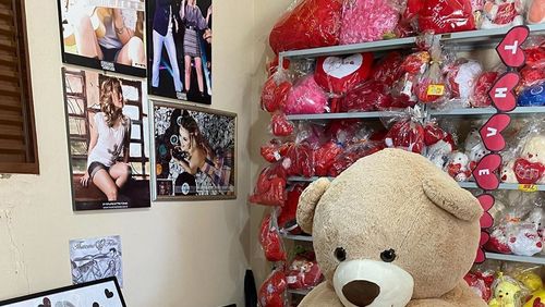 Thaeme apresenta quarto cheio de presentes de fãs para a filha Liz