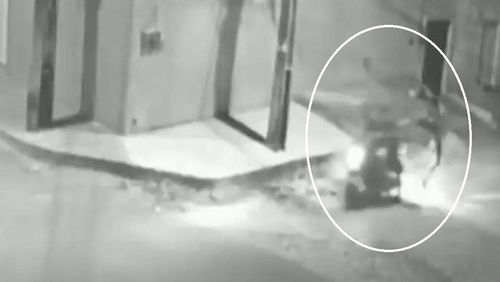 Ladrão rouba moto com voadora em casal no Ceará; veja as imagens