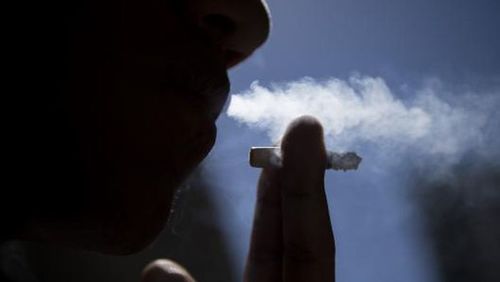34% do fumantes afirmam que aumentaram o consumo de cigarros devido à pandemia, aponta pesquisa