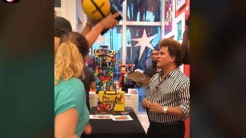Mulher compra obra mais cara de Romero Britto e quebra na frente do artista